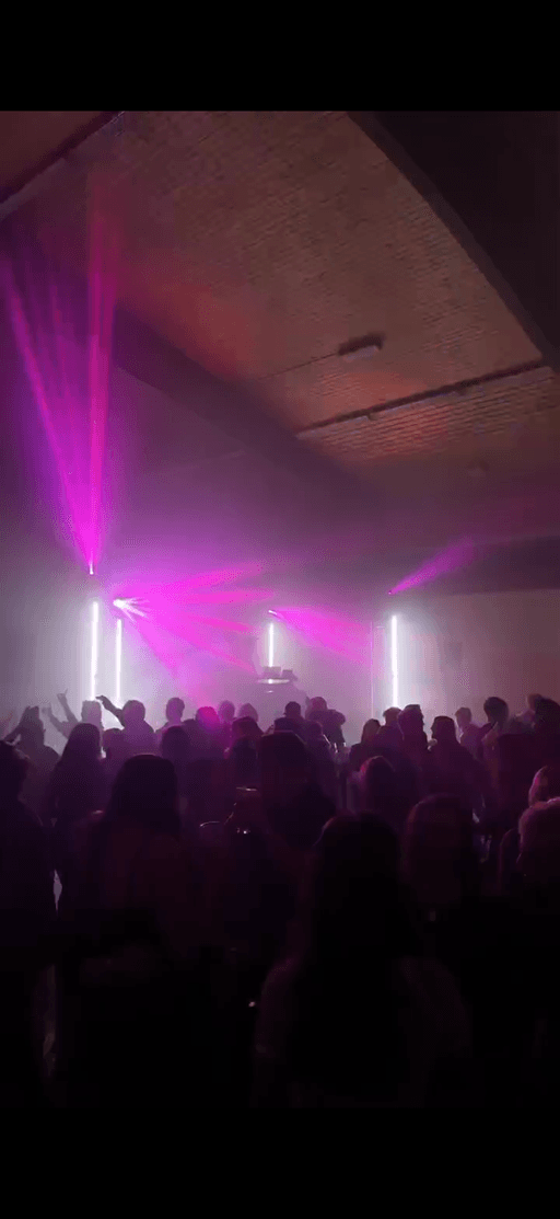 Tanzfläche der Kerwedisco mit lila Licht und Nebel